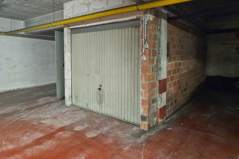 Closed garage for sale in Evere